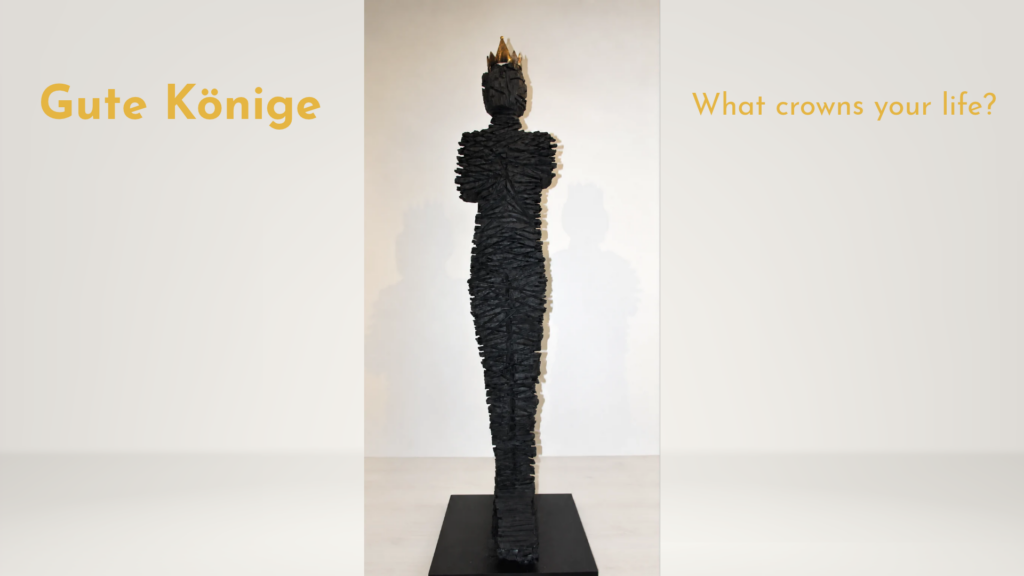 Lebensgroße Skulptur „Guter König“ mit goldener Krone als Auftakt der Kings Gallery.
