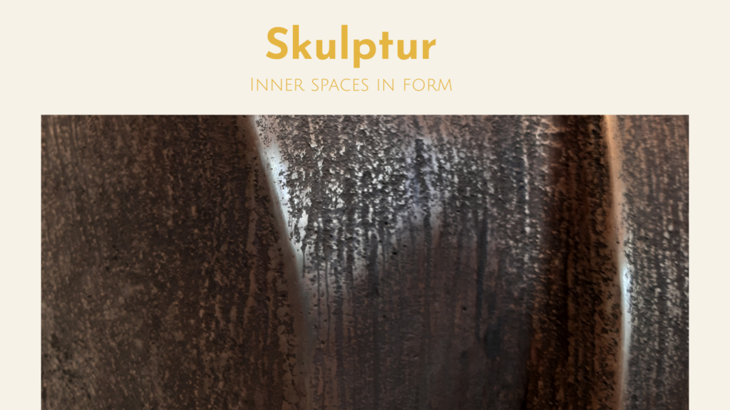 Detailaufnahme einer rauen, lebendigen Bronzetextur als Auftakt der Skulpturen-Galerie.