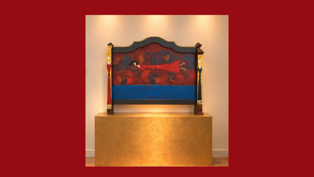 Skulpturales Objekt mit roter Fläche und goldfarbenem Sockel als konzentrierter Abschluss des Roten Raums.