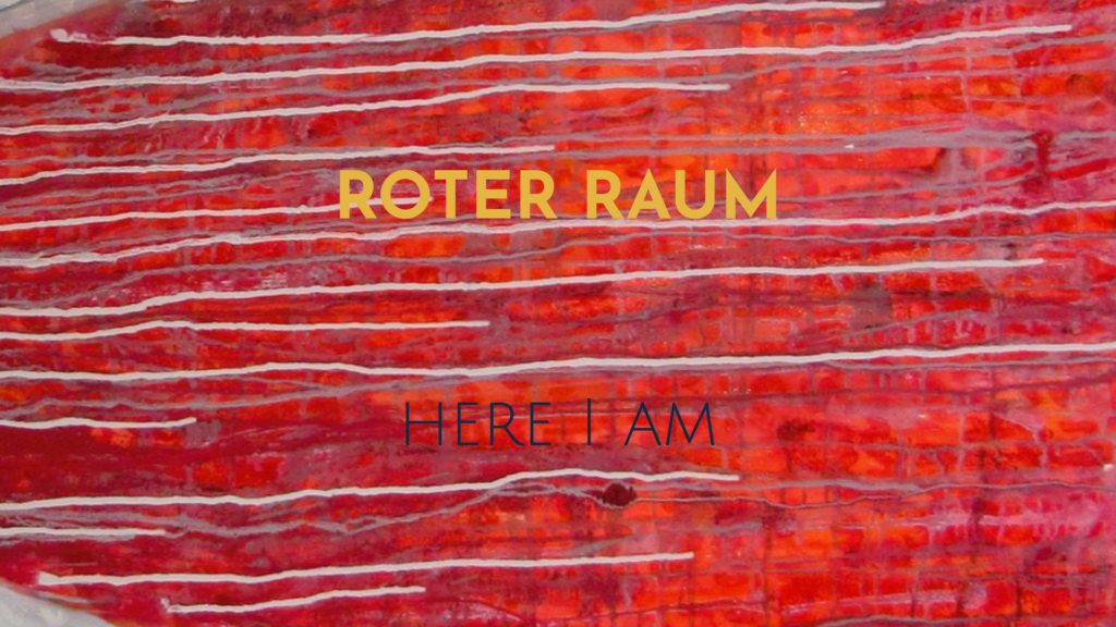 Roter Raum mit intensiver roter Malerei und dem Schriftzug „Here I am“ als Auftakt einer Werkserie über Präsenz und Verkörperung.