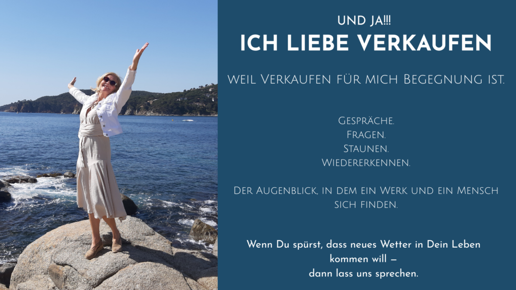 Die Künstlerin begeistert auf einem Felsen im Meer, sie liebt Verkaufen