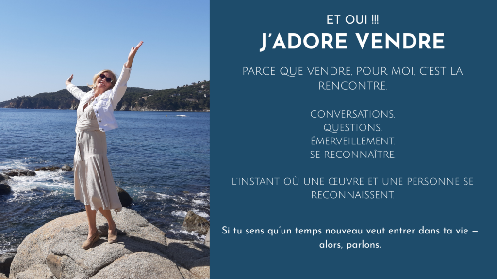 Artiste au bord de la mer, les bras ouverts – invitation à la conversation, à la rencontre et à une expérience vivante de l’art.
